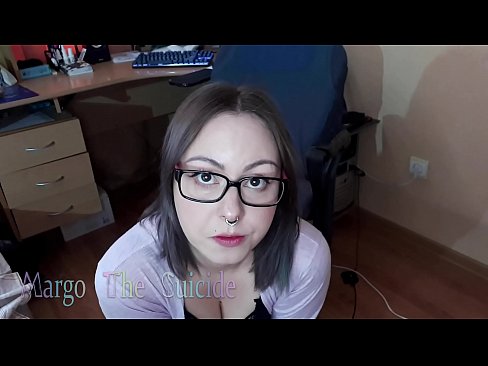 ❤️ 眼鏡をかけたセクシーな少女がカメラに向かってディルドを深くしゃぶる 上質なセックス ❌️❤